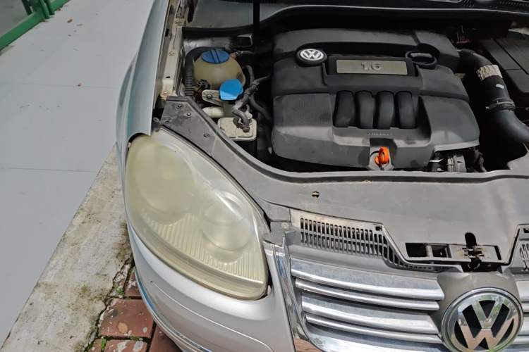 Used Volkswagen Sagitar 2009 1.6L Automatic Fashion Edition Engine Bay Right