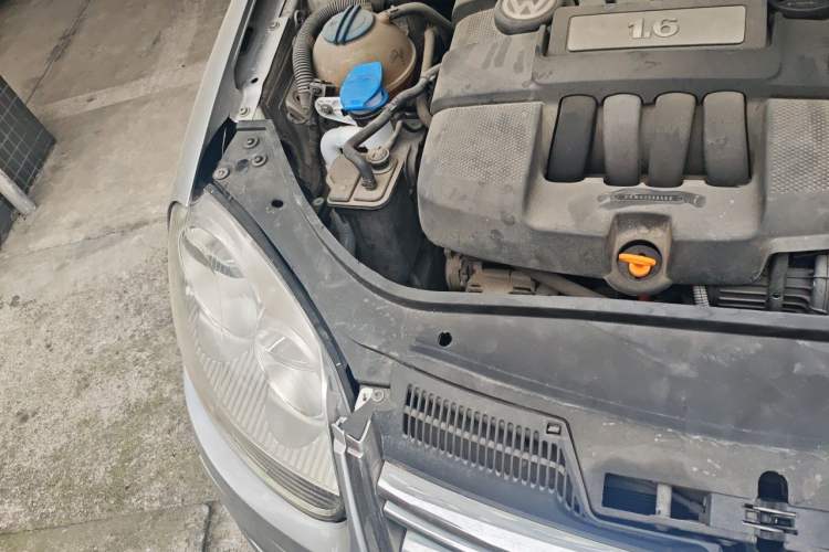 Used Volkswagen Sagitar 2009 1.6L Automatic Fashion Edition Engine Bay Right