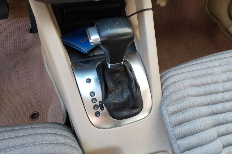 Used Volkswagen Sagitar 2009 1.6L Automatic Comfort Edition Gear Lever