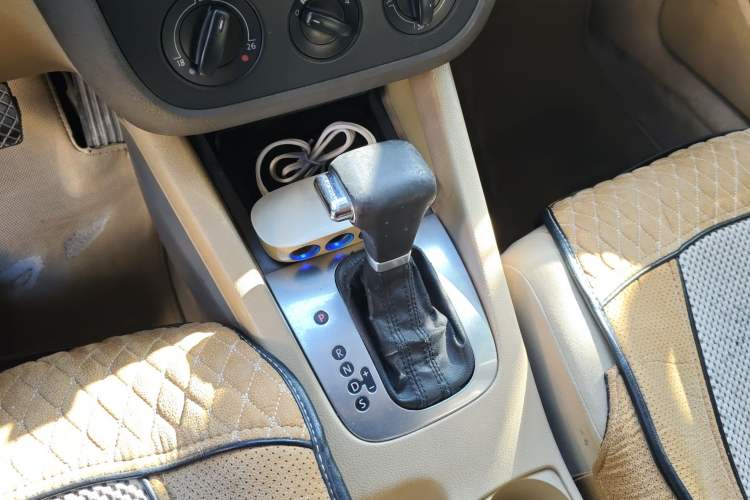 Used Volkswagen Sagitar 2009 1.6L Automatic Comfort Edition Gear Lever