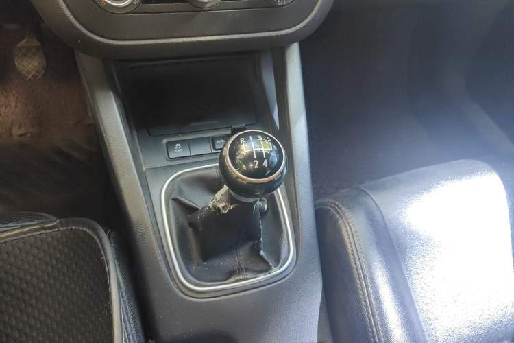 Used Volkswagen Sagitar 2009 1.6L Manual Comfort Edition Gear Lever