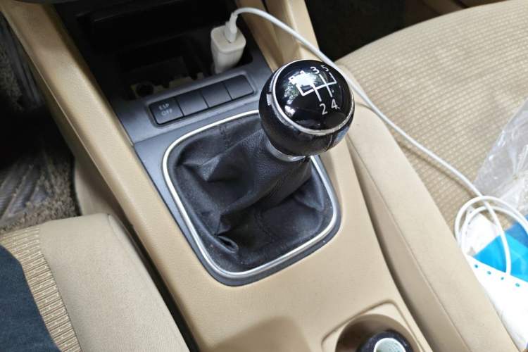 Used Volkswagen Sagitar 2009 1.6L Manual Fashion Model Gear Lever
