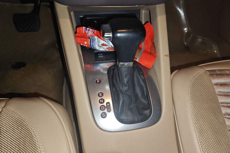 Used Volkswagen Sagitar 2009 1.6L Automatic Comfort Edition Gear Lever