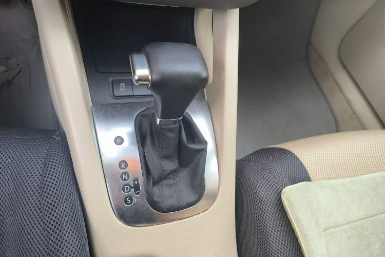 Used Volkswagen Sagitar 2009 1.6L Automatic Comfort Edition Gear Lever