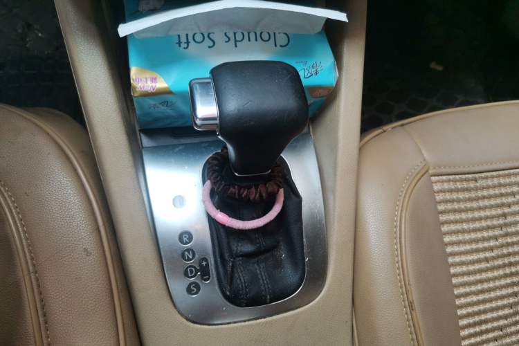 Used Volkswagen Sagitar 2009 1.6L Automatic Comfort Edition Gear Lever