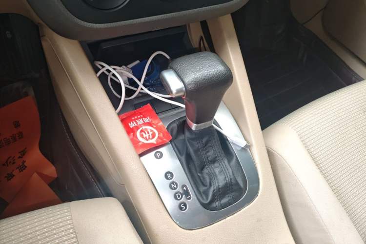 Used Volkswagen Sagitar 2009 1.6L Automatic Fashion Edition Gear Lever