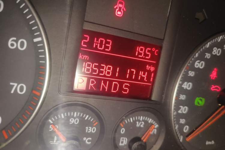 Used Volkswagen Sagitar 2009 1.6L Automatic Fashion Edition Odometer Close Up