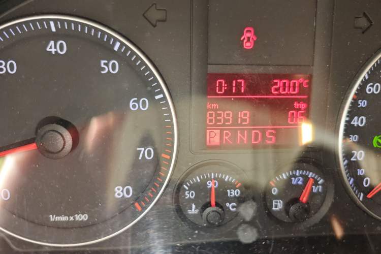 Used Volkswagen Sagitar 2009 1.6L Automatic Fashion Edition Odometer Close Up