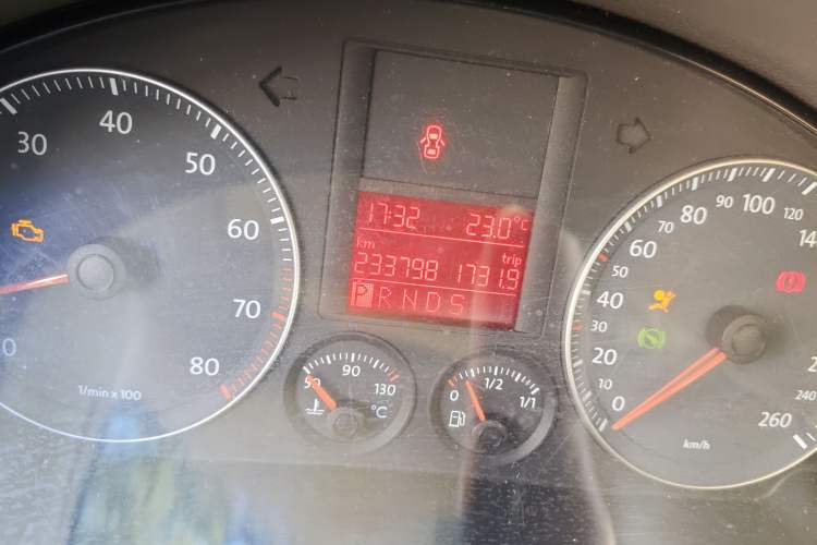 Used Volkswagen Sagitar 2009 1.6L Automatic Comfort Edition Odometer Close Up