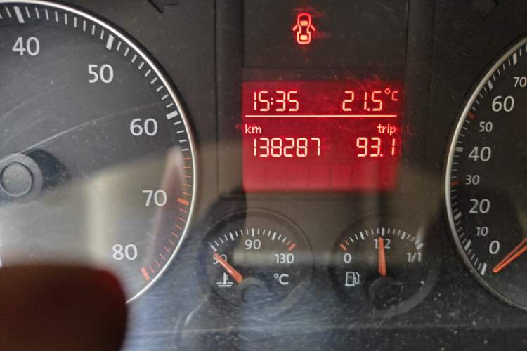 Used Volkswagen Sagitar 2009 1.6L Manual Fashion Model Odometer Close Up
