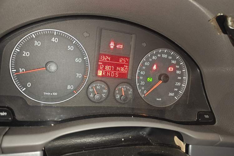 Used Volkswagen Sagitar 2009 1.6L Automatic Comfort Edition Odometer Close Up