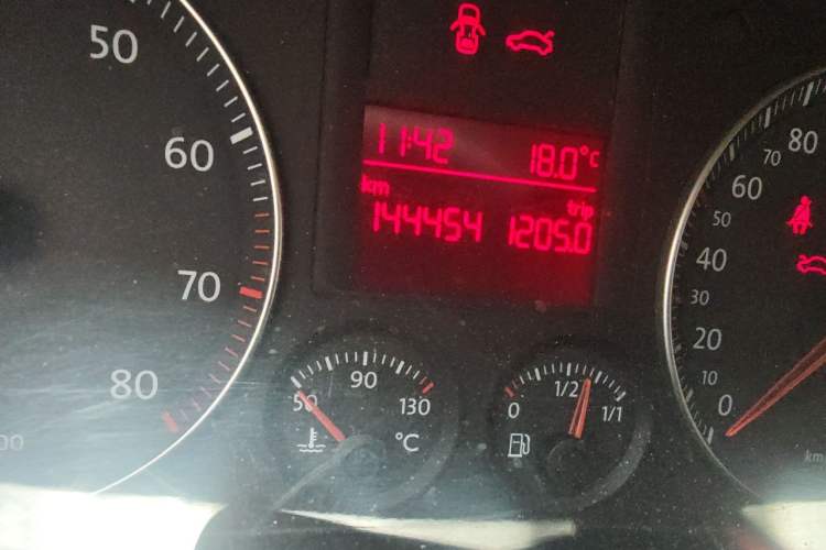 Used Volkswagen Sagitar 2009 1.6L Manual Fashion Model Odometer Close Up