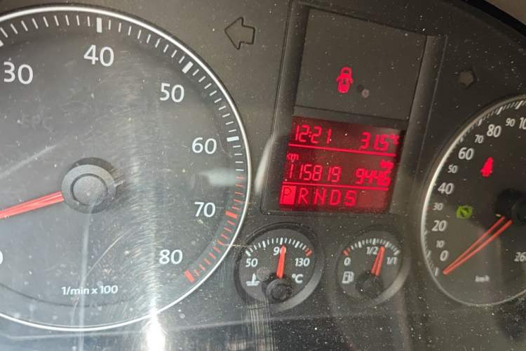 Used Volkswagen Sagitar 2009 1.6L Automatic Fashion Edition Odometer Close Up