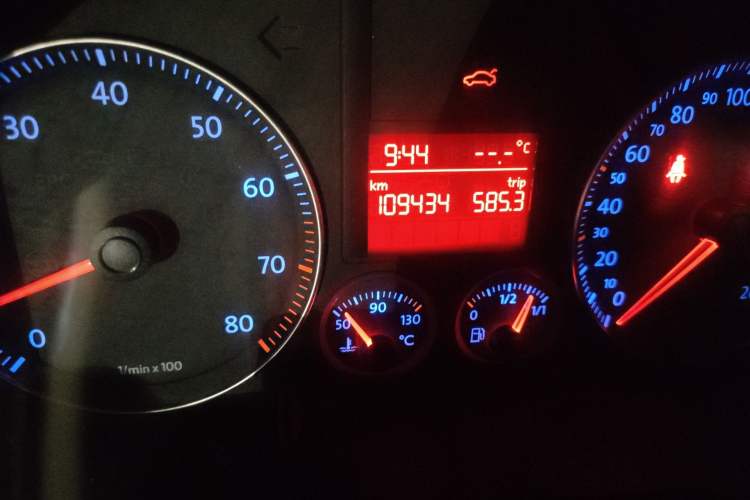 Used Volkswagen Sagitar 2009 1.6L Manual Comfort Edition Odometer Close Up