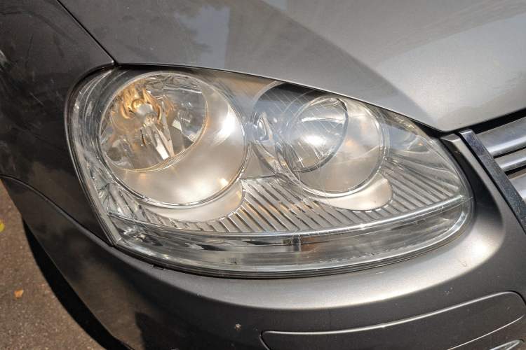 Used Volkswagen Sagitar 2009 1.6L Automatic Fashion Edition Right Front Headlight