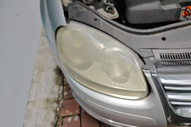 Used Volkswagen Sagitar 2009 1.6L Automatic Fashion Edition Right Front Headlight
