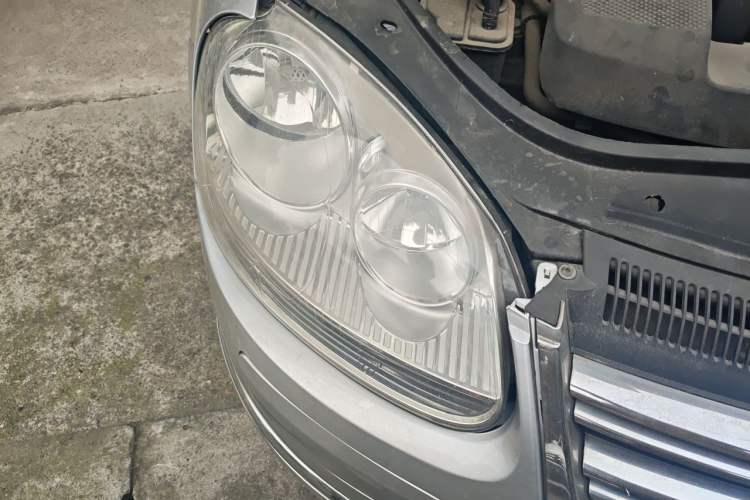 Used Volkswagen Sagitar 2009 1.6L Automatic Fashion Edition Right Front Headlight