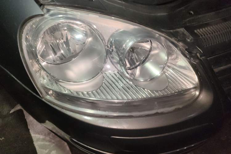 Used Volkswagen Sagitar 2009 1.6L Manual Comfort Edition Right Front Headlight