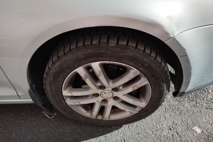 Used Volkswagen Sagitar 2009 1.6L Automatic Comfort Edition Right Front Wheel Hub