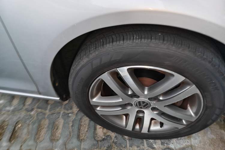 Used Volkswagen Sagitar 2009 1.6L Automatic Comfort Edition Right Front Wheel Hub