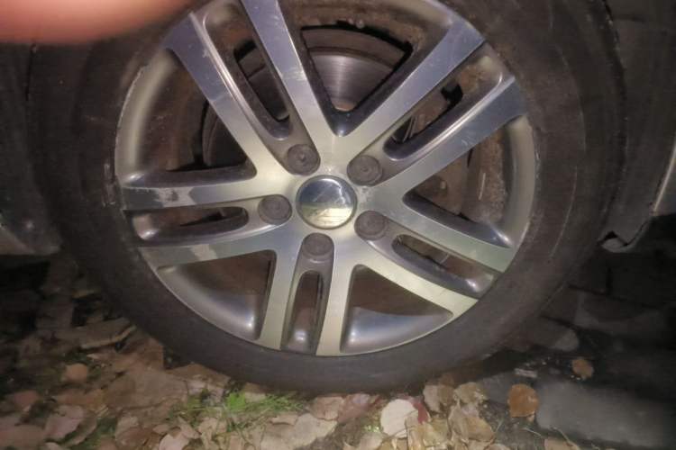 Used Volkswagen Sagitar 2009 1.6L Automatic Fashion Edition Right Front Wheel Hub
