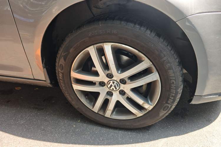 Used Volkswagen Sagitar 2009 1.6L Automatic Fashion Edition Right Front Wheel Hub