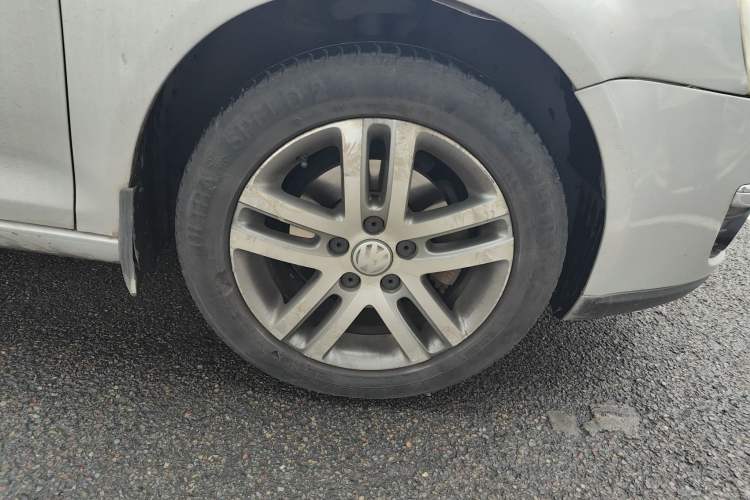 Used Volkswagen Sagitar 2009 1.6L Automatic Comfort Edition Right Front Wheel Hub