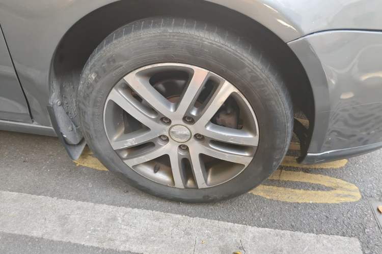 Used Volkswagen Sagitar 2009 1.6L Automatic Comfort Edition Right Front Wheel Hub