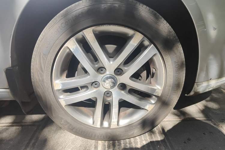 Used Volkswagen Sagitar 2009 1.6L Manual Comfort Edition Right Front Wheel Hub