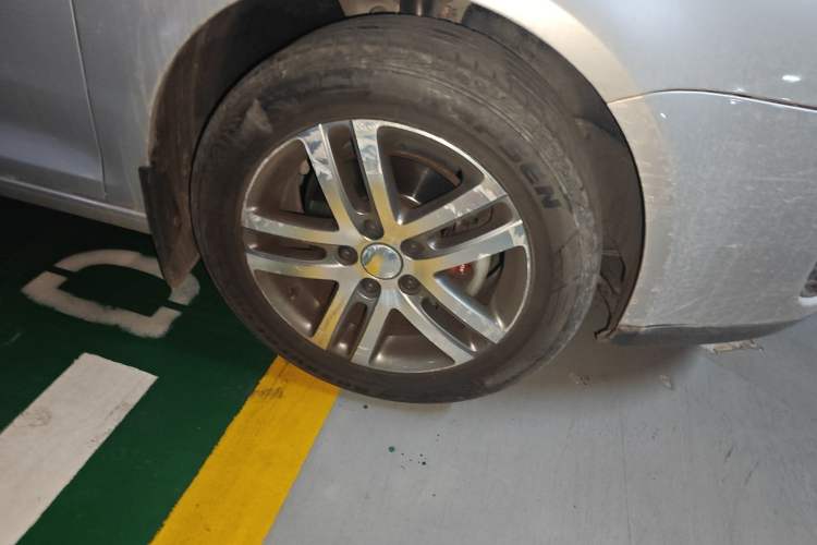 Used Volkswagen Sagitar 2009 1.6L Automatic Comfort Edition Right Front Wheel Hub