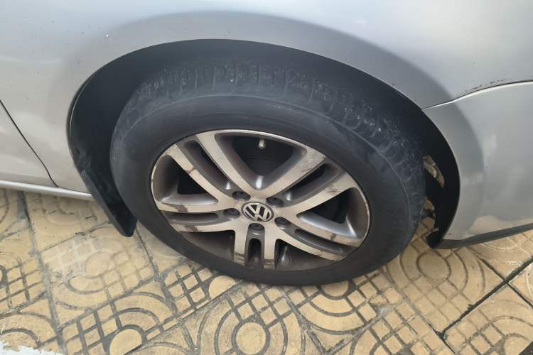 Used Volkswagen Sagitar 2009 1.6L Automatic Comfort Edition Right Front Wheel Hub