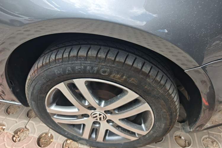 Used Volkswagen Sagitar 2009 1.6L Manual Fashion Model Right Front Wheel Hub