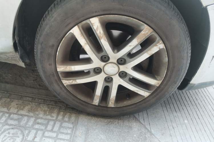 Used Volkswagen Sagitar 2009 1.6L Automatic Comfort Edition Right Front Wheel Hub