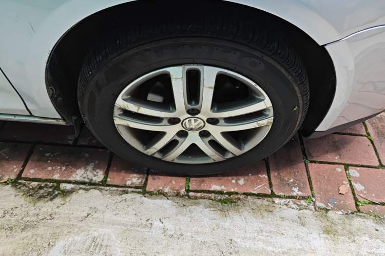 Used Volkswagen Sagitar 2009 1.6L Automatic Fashion Edition Right Front Wheel Hub