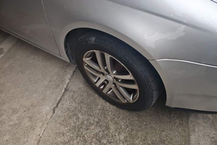 Used Volkswagen Sagitar 2009 1.6L Automatic Fashion Edition Right Front Wheel Hub