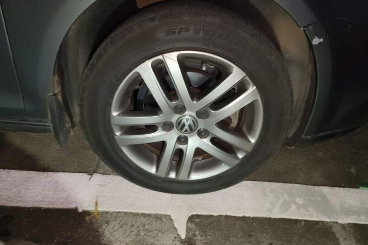 Used Volkswagen Sagitar 2009 1.6L Manual Comfort Edition Right Front Wheel Hub