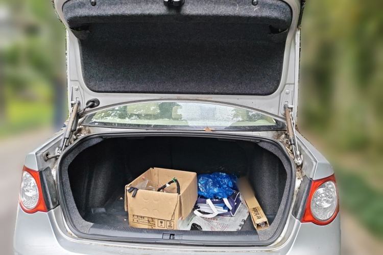 Used Volkswagen Sagitar 2009 1.6L Manual Fashion Model Trunk