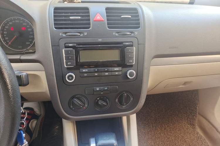 Used Volkswagen Sagitar 2009 1.6L Automatic Comfort Edition Audio And AC Panel