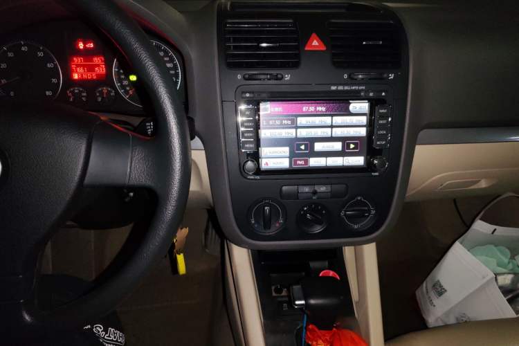 Used Volkswagen Sagitar 2009 1.6L Automatic Comfort Edition Audio And AC Panel