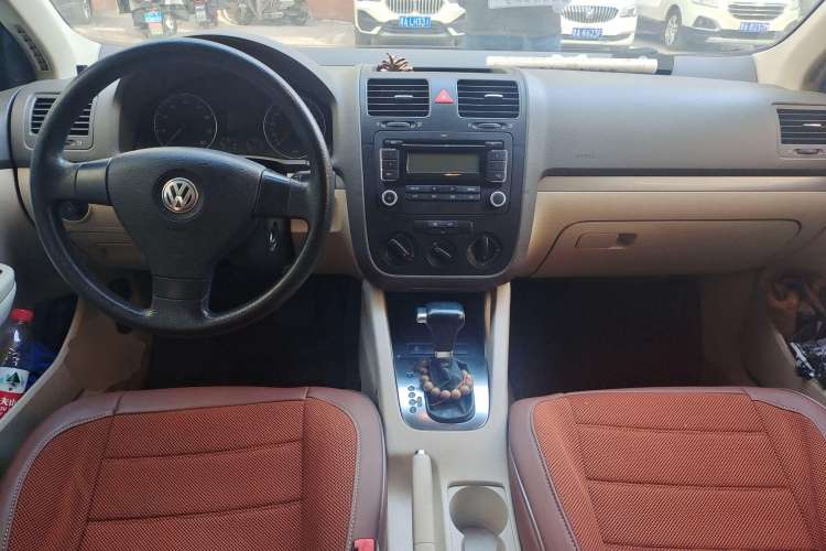 Used Volkswagen Sagitar 2009 1.6L Automatic Comfort Edition Center Console