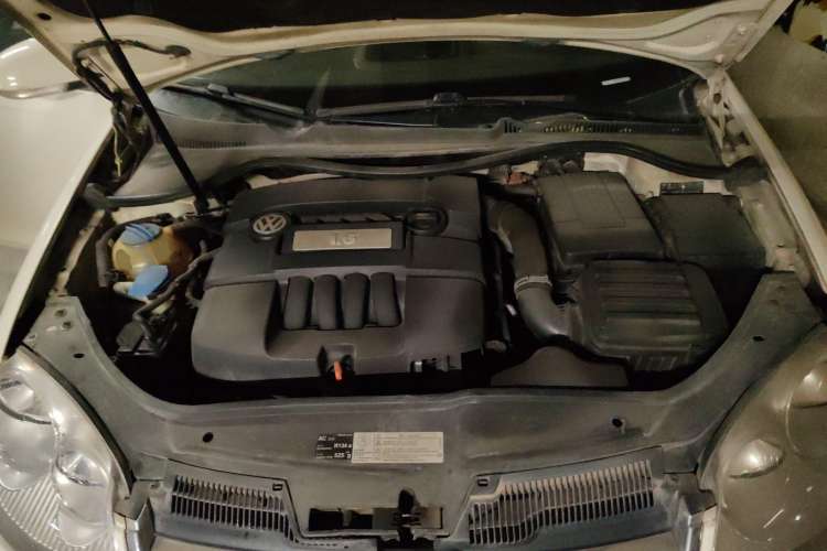 Used Volkswagen Sagitar 2009 1.6L Automatic Comfort Edition Engine Bay