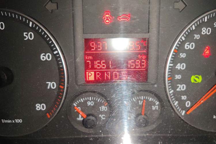 Used Volkswagen Sagitar 2009 1.6L Automatic Comfort Edition Odometer Close Up