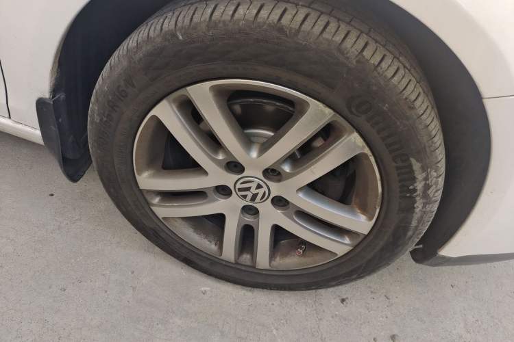 Used Volkswagen Sagitar 2009 1.6L Automatic Comfort Edition Right Front Wheel Hub