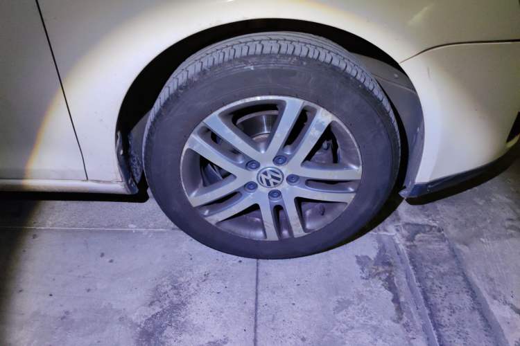 Used Volkswagen Sagitar 2009 1.6L Automatic Comfort Edition Right Front Wheel Hub