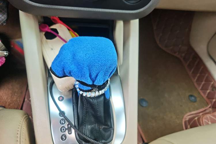 Used Volkswagen Sagitar 2010 1.4 TSI Automatic Tech Edition Gear Lever