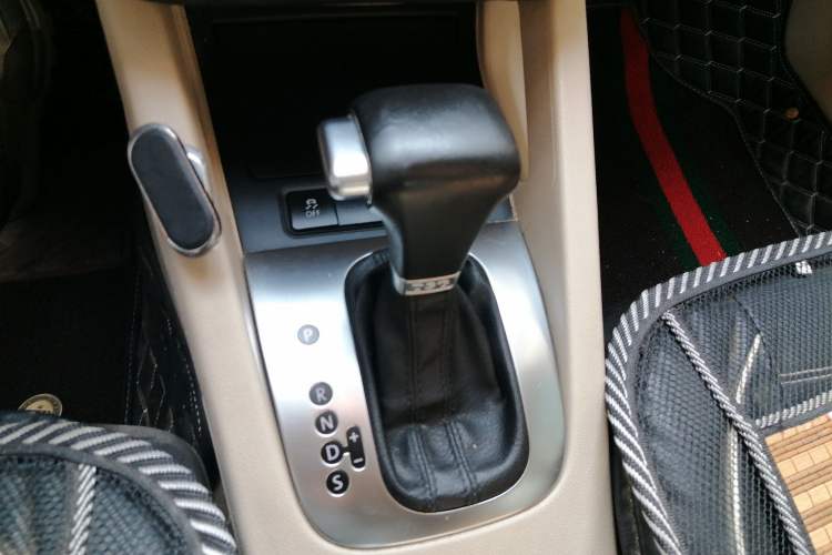 Used Volkswagen Sagitar 2010 1.4 TSI Automatic Luxury Model Gear Lever