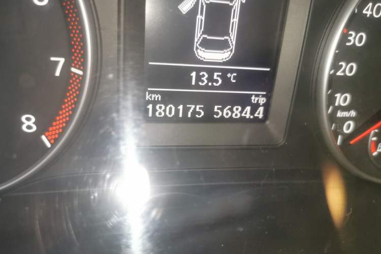Used Volkswagen Sagitar 2010 1.4 TSI Automatic Luxury Model Odometer Close Up