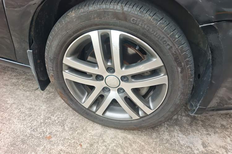 Used Volkswagen Sagitar 2010 1.4 TSI Automatic Tech Edition Right Front Wheel Hub