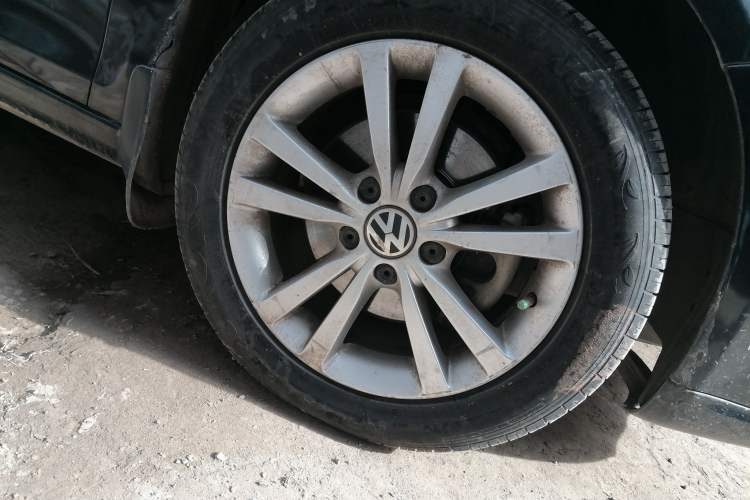 Used Volkswagen Sagitar 2010 1.4 TSI Automatic Luxury Model Right Front Wheel Hub