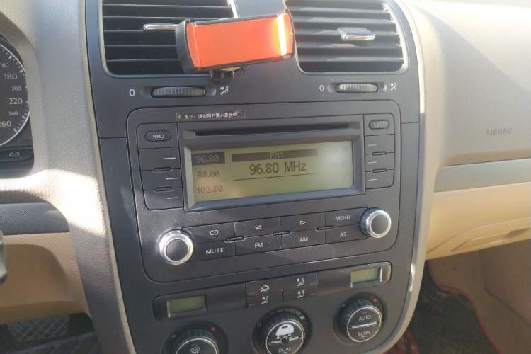 Used Volkswagen Sagitar 2010 1.4 TSI Automatic Tech Edition Audio And AC Panel